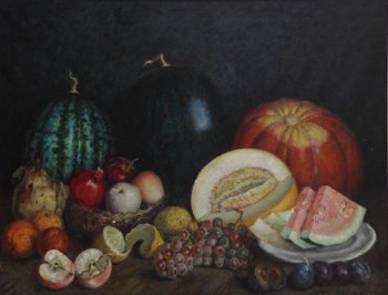 Изображены яблоки, виноград и сливы на первом плане, за ними огромные арбуз и тыквы. Фон темный.