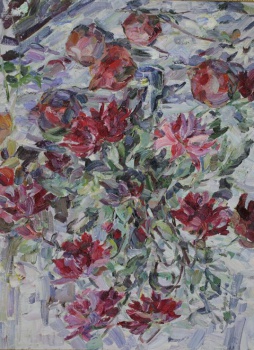 На светлом фоне широкими пастозными мазками изображен букет бордовых цветов в окружении зеленых листьев. Рядом с вазой лежат четыре граната.