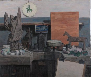 Изображен стол с рабочими принадлежностями керамиста (инструмент, баночки с краской и пр.), слева на столе - задрапированная скульптура, справа на фоне светло-коричневого прямоугольника - скульптурка лошади. Над столом на стене тарелка со стилизованным из