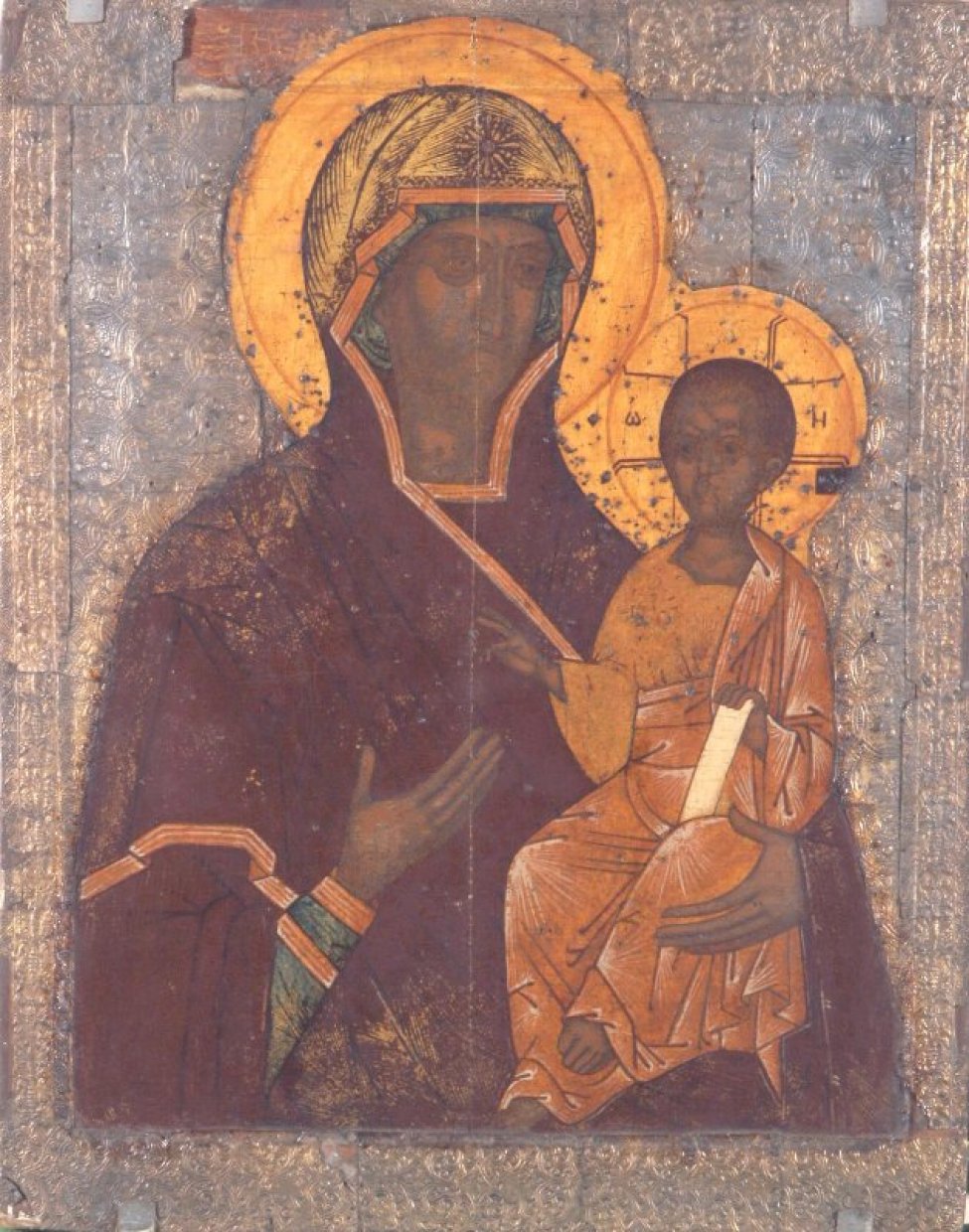 Изображена Богоматерь с младенцем, одетая в темно-красную с золотом одежду. Одежды Христа светло-желтые, прописанные белым. Икона с выемкой.