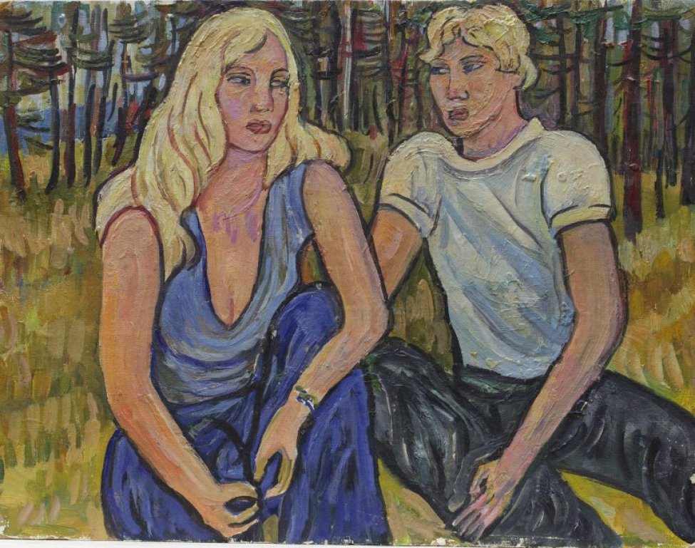 На фоне деревьев изображены сидящие на коричневато-желтой траве молодой человек (справа), в белой футболке и черных брюках и девушка (слева) в сине-голубой одежде, с браслетом на левой руке, со светлыми распущенными волосами.