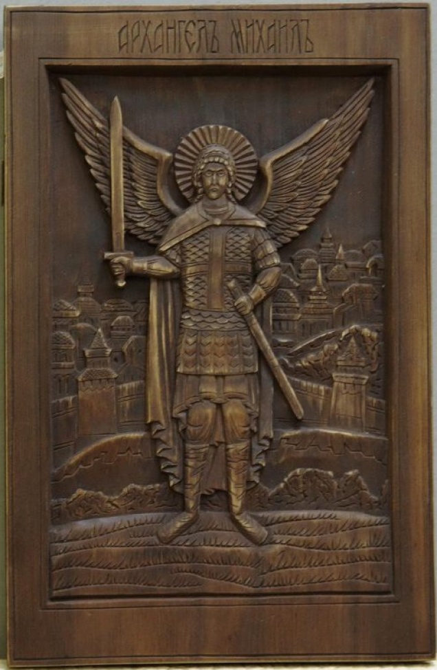 Доска: Икона с двумя врезными шпонками.
На фоне культовых сооружений, обнесенных стеной, изображен архангел Михаил в рост, с мечом в правой руке.