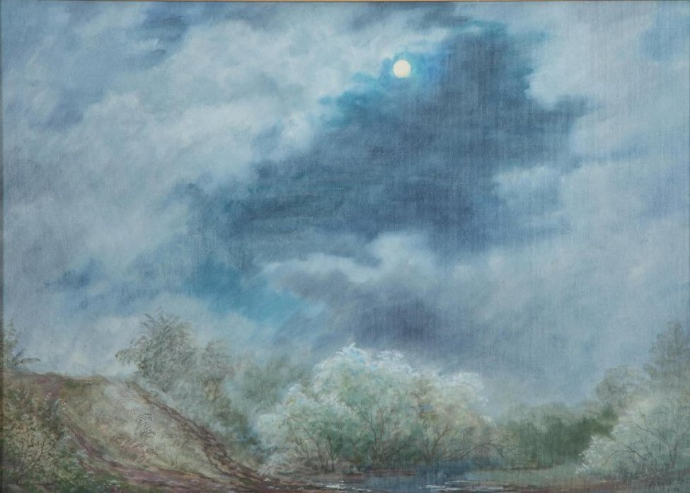 Большую часть полотна занимает изображение неба: в центре на темно-синем просвете между светлыми облаками - круглая белая луна. На первом плане заросли бело-зеленых цветущих кустов, слева невысокий пригорок.