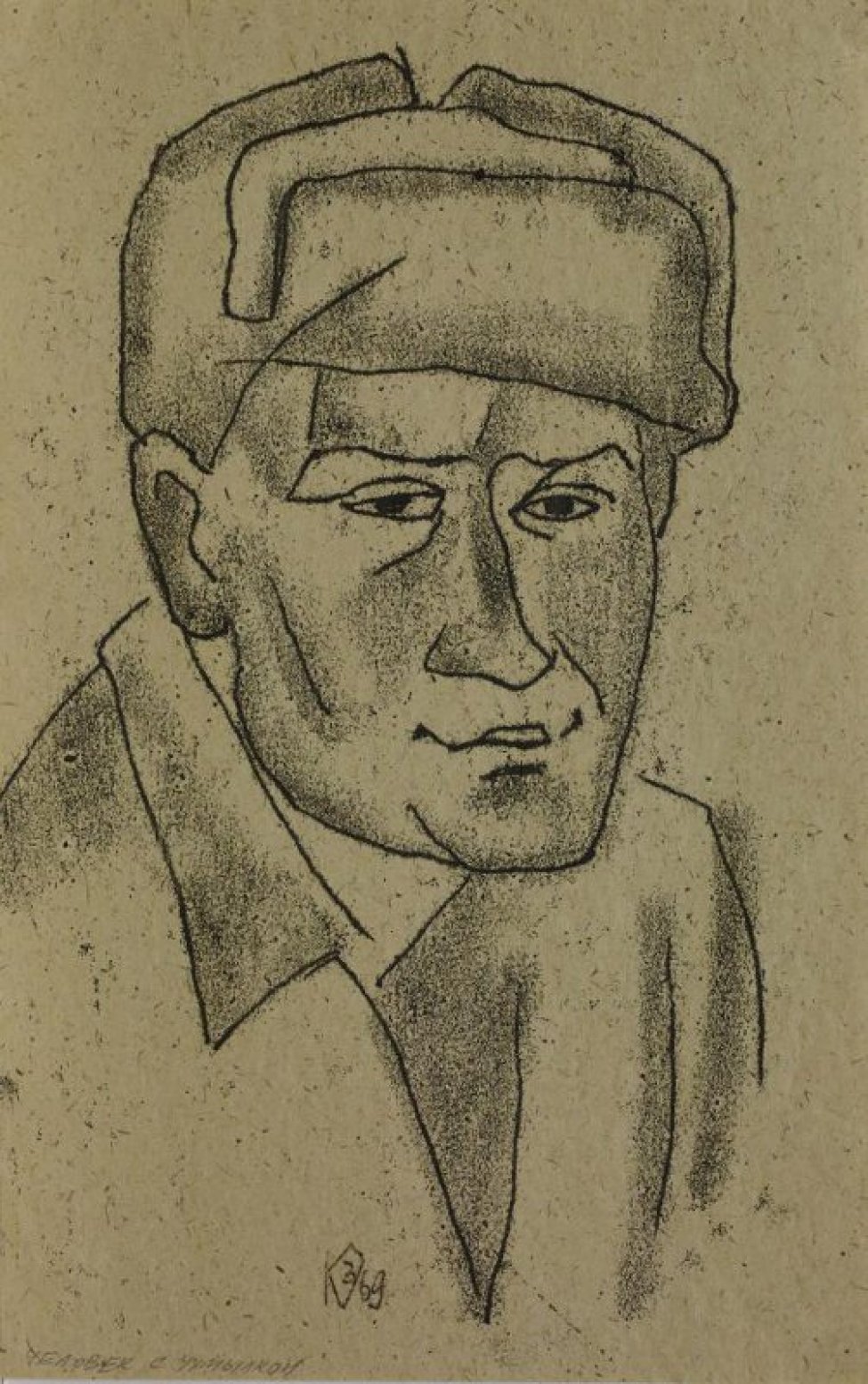 Изображен линейно оплечный портрет мужчины с квадратным лицом в шапке-ушанке, в 3/4 повороте вправо.