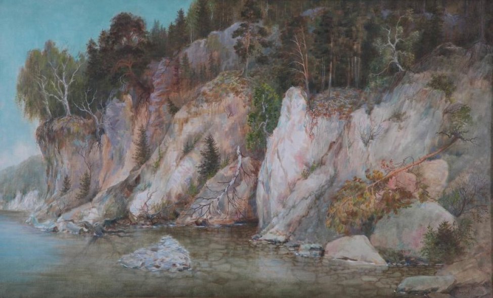 Изображен высокий скалистый берег реки, заросший вверху березами и соснами, два дерева упали. На первом плане мелкая вода с каменистым дном.