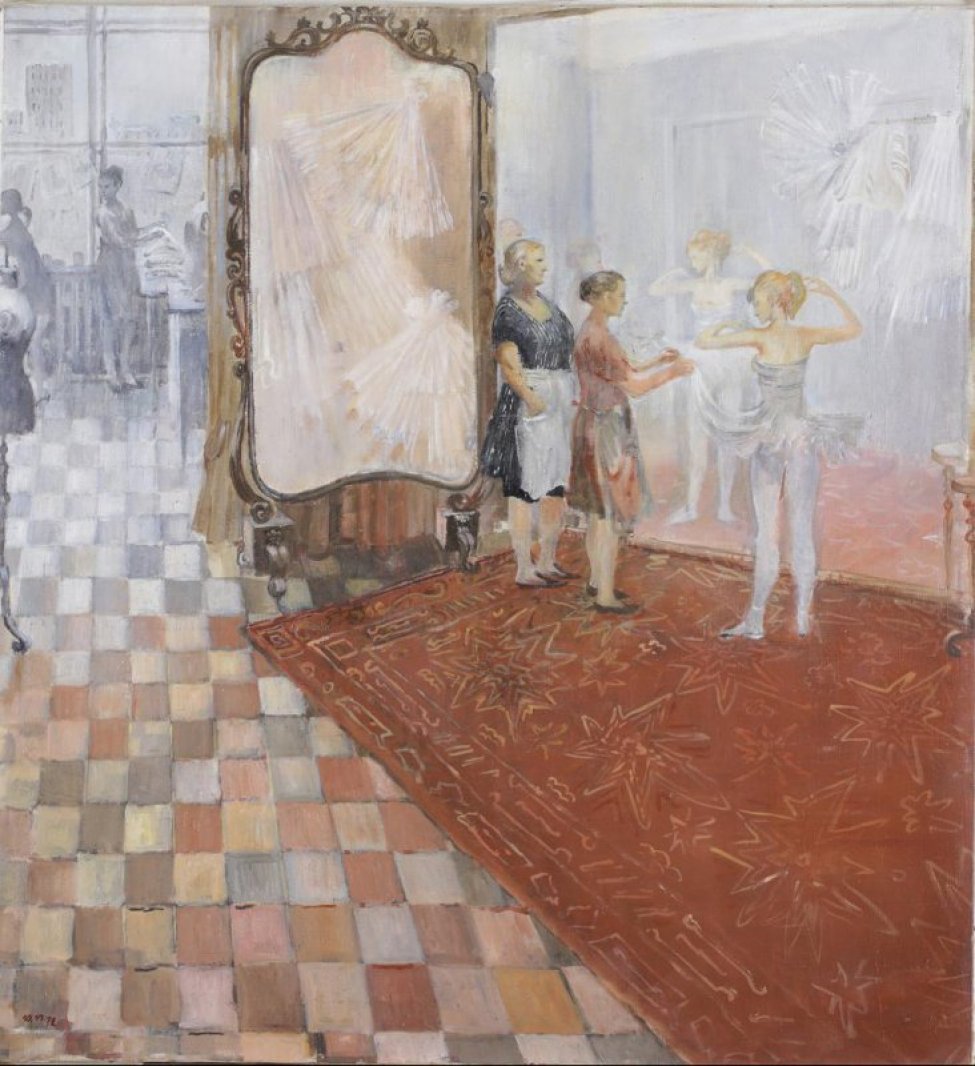 Справа перед большим зеркалом на ковре две женщины примеряют балетную пачку. В центре картины высокое зеркало в резной раме. Слева на заднем плане две женщины на фоне окна. Пол выложен цветными плитками.