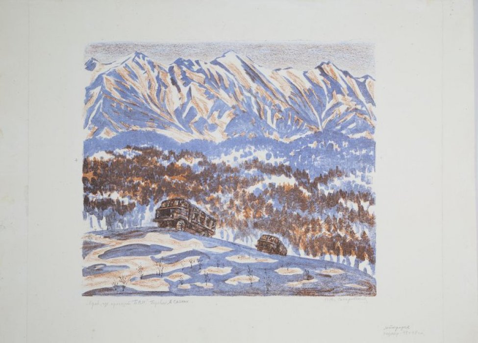 Изображён зимний пейзаж с горным массивом на дальнем плане в сине-коричневых тонах. На первом плане - две машины.
