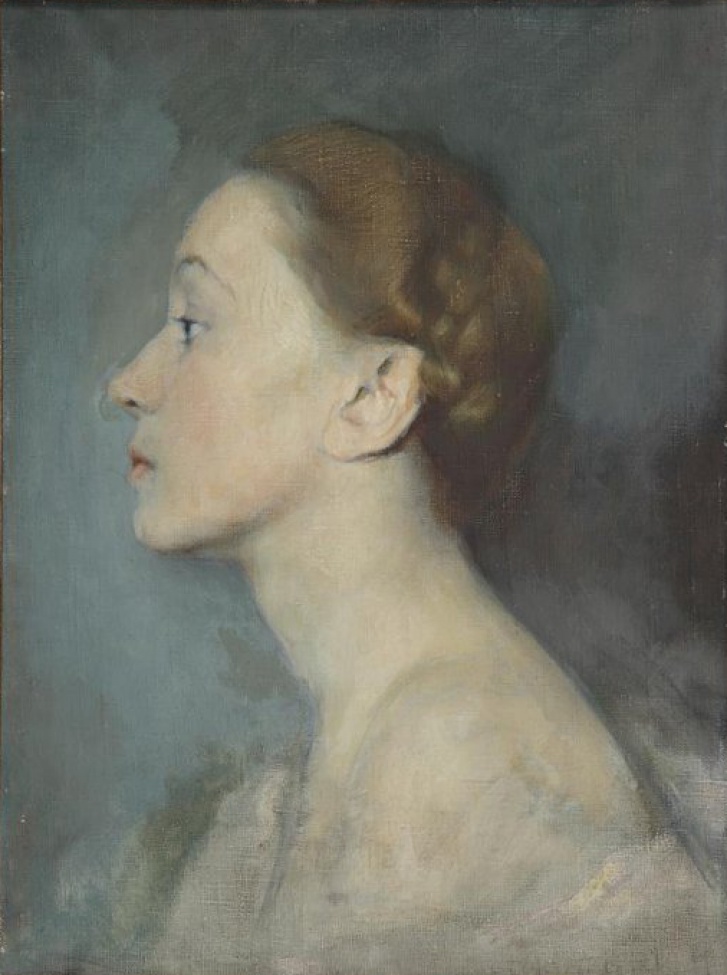 Оплечное изображение молодой женщины в левый профиль, с русыми волосами, с обнаженными плечами и удлиненной шеей. Фон зеленоватый.