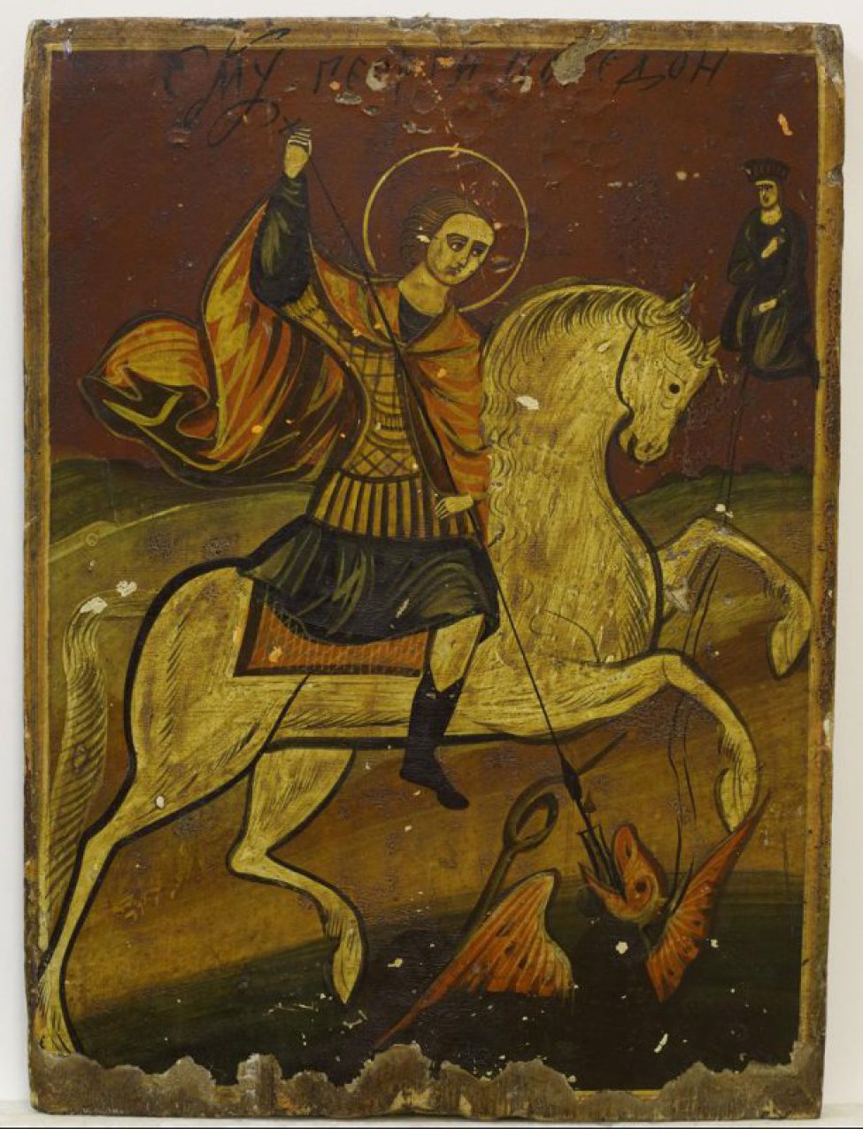 Святой изображен на белом коне, на его плечах красный развивающийся плащ. Правой рукой он поражает копьем змея, изображенного в нижнем правом углу. Справа вверху изображена коленопреклоненая царевна в темных одеждах.