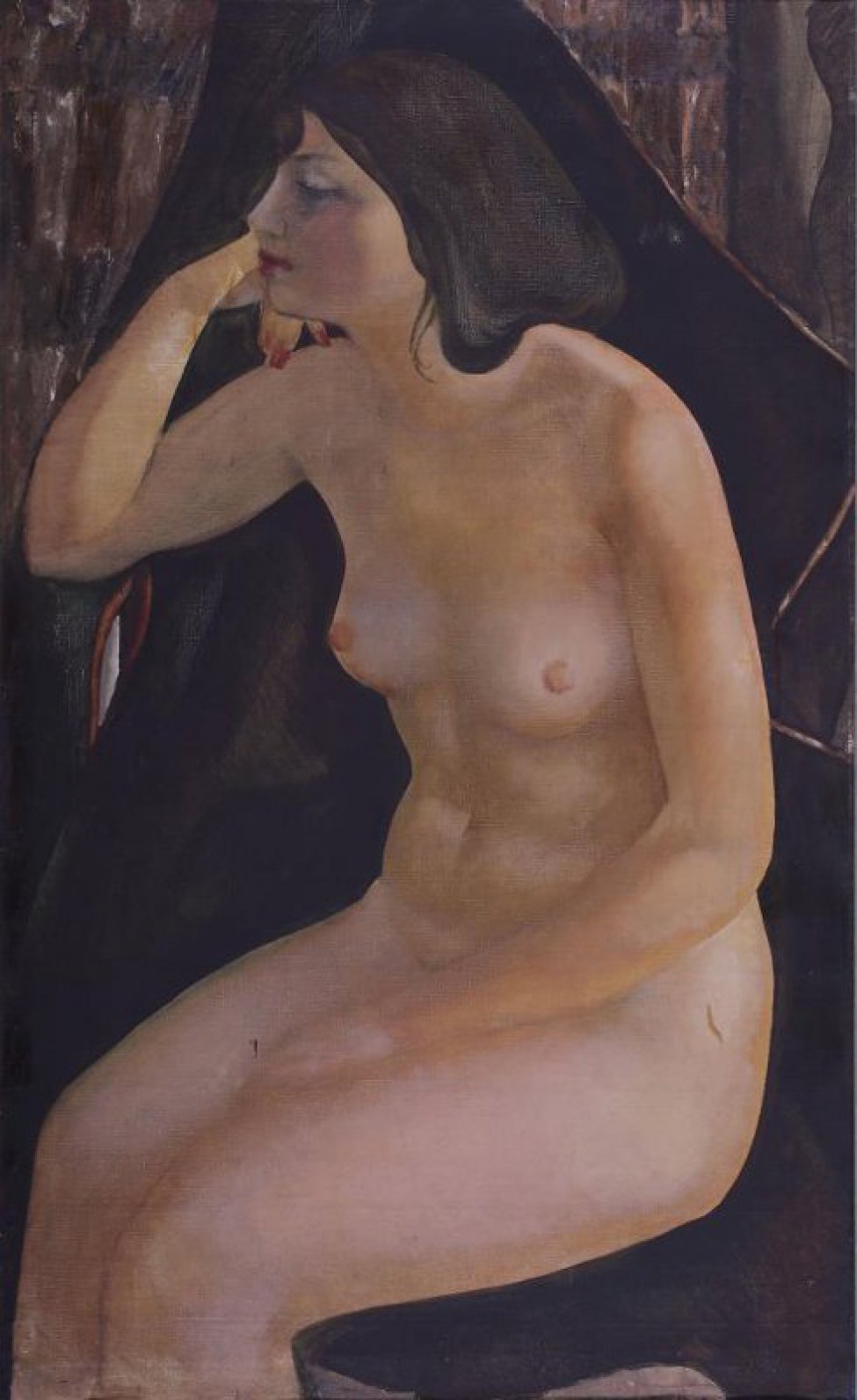 На темном фоне в профиль изображена сидящая обнаженная женская фигура. Правая рука согнута в локте и касается ладонью щеки; левая лежит на коленях.