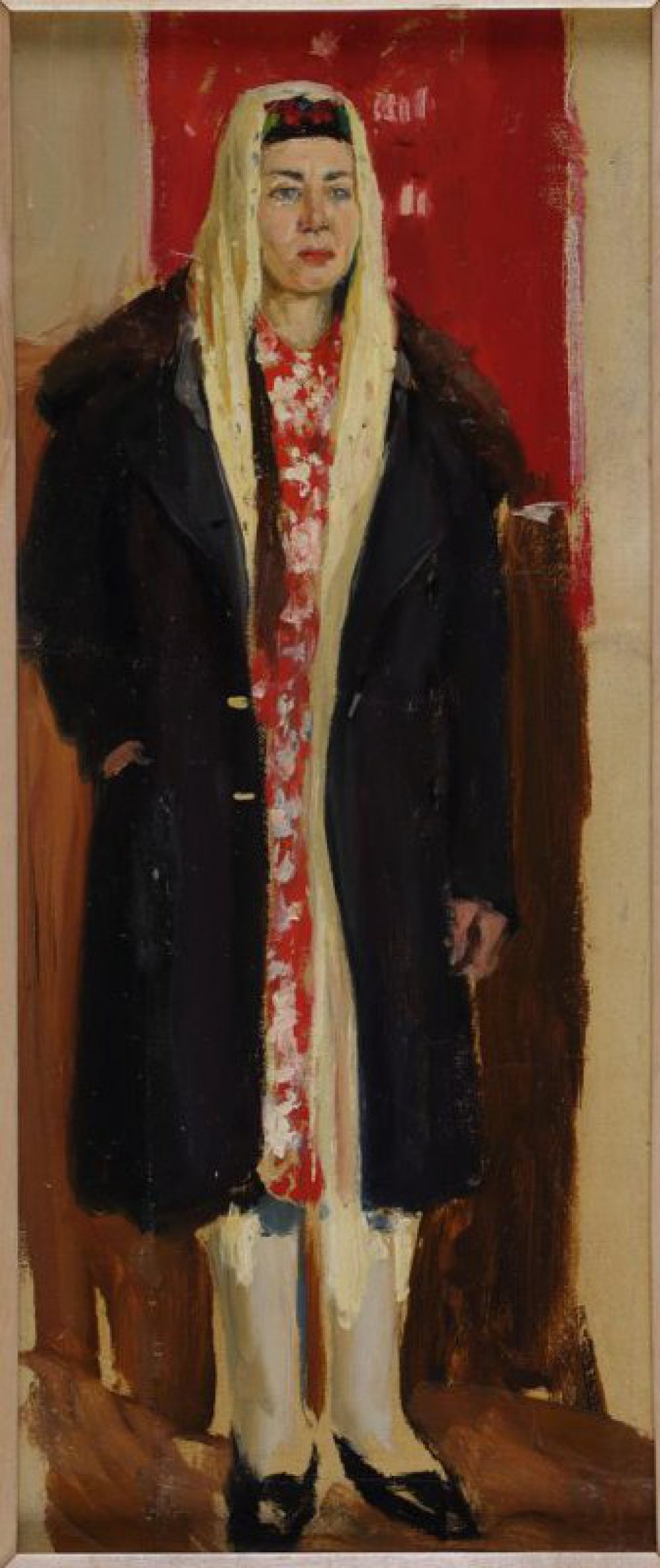Изобр. женщина в растегнутом пальто и платке поверх шапочки, рука в кармане.
