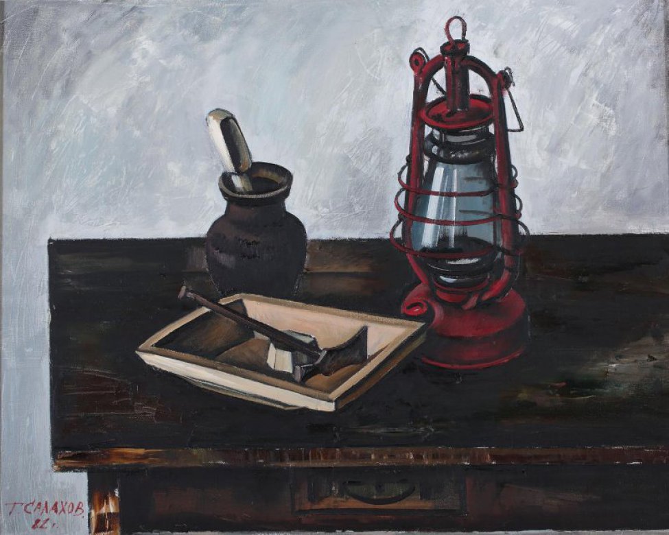 Изображен темный стол с шахтерской лампой в красном остове, отбойным молотком в деревянном футляре и керамическим сосудом.