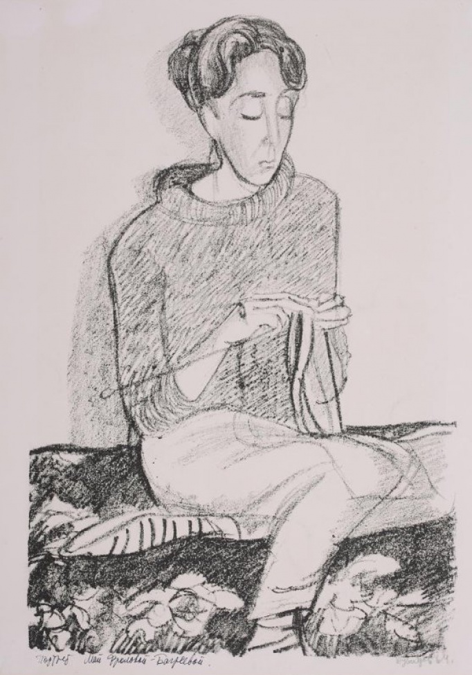 Изображена женщина средних лет в свитере и светлых брюках, сидящая поджав под себя одну ногу, с вязанием в руках.