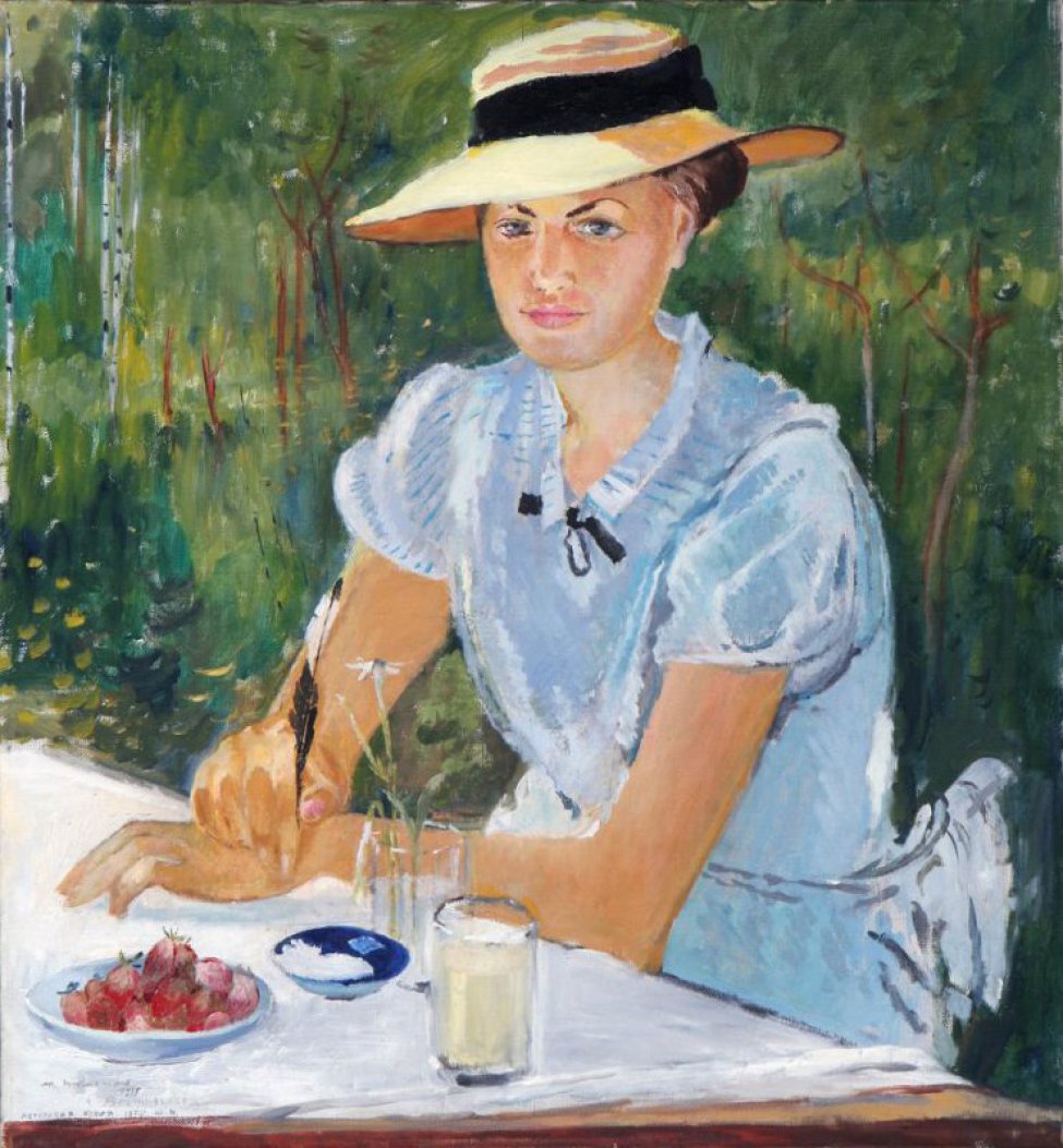 Среди зелени за столом, срезанным краем картины, изображена сидящая женщина в голубом летнем платье. Руки спокойно лежат на столе, в правой руке - темное перо, на голове - светлая шляпа с полями и черной лентой. У воротника темная узкая лента, завязанная бантиком. На столе изображены 2 стакана, синее блюдце и тарелка с клубникой.