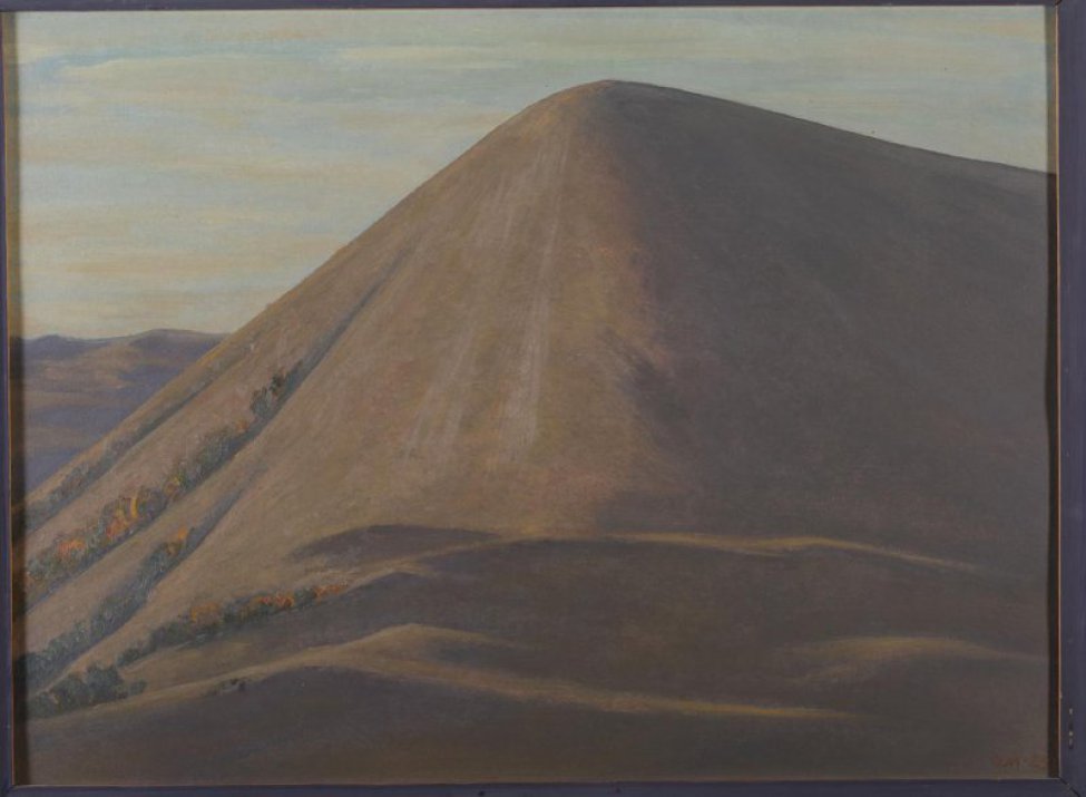 Изображена высокая гора с отлогими склонами, правая часть горы погружена в тень.