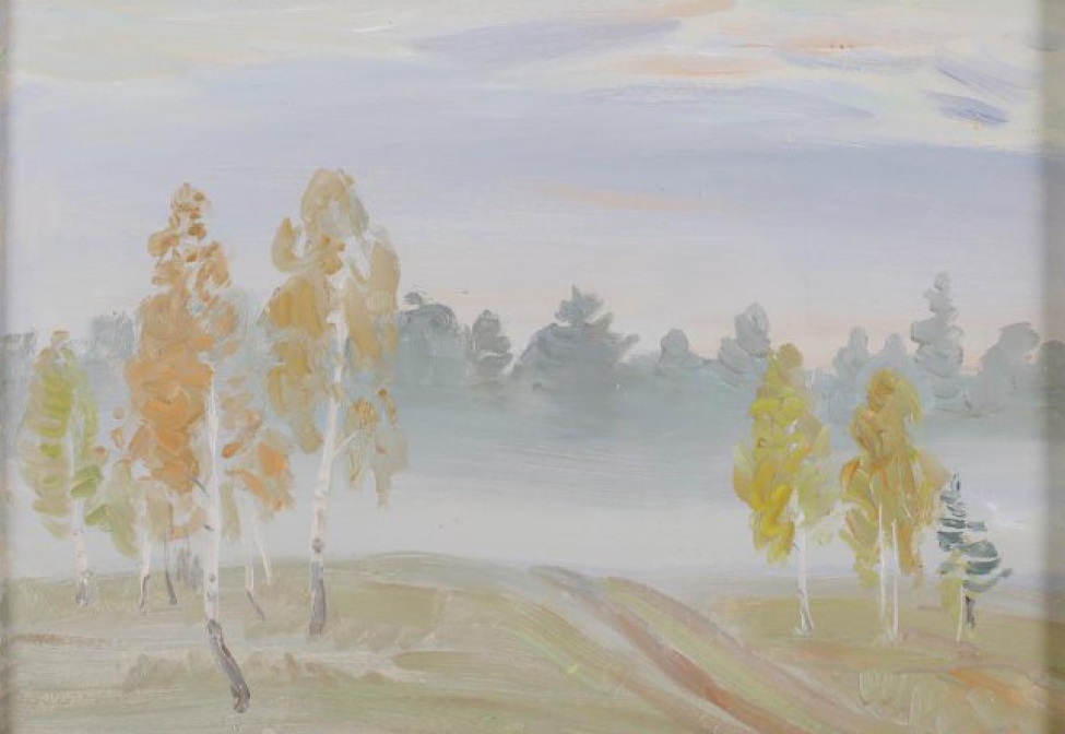 На первом плане слева изображены две березки с пожелтевшей листвой, справа три березки и маленькое хвойное деревце. У горизонта лес, намеченный силуэтно.