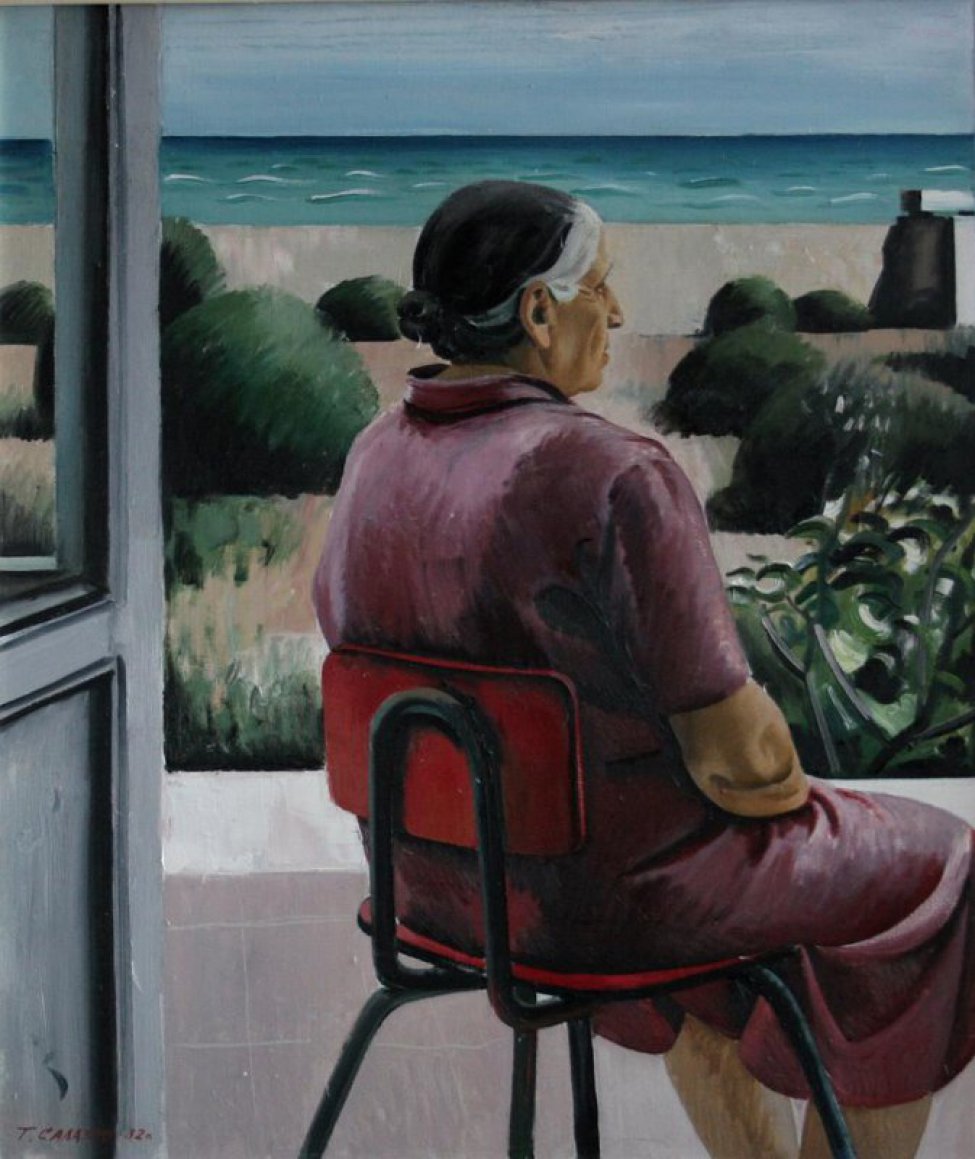 На фоне морского пейзажа на террасе изображена сидящая со спины пожилая женщина на красном стуле в 3/4 повороте вправо.