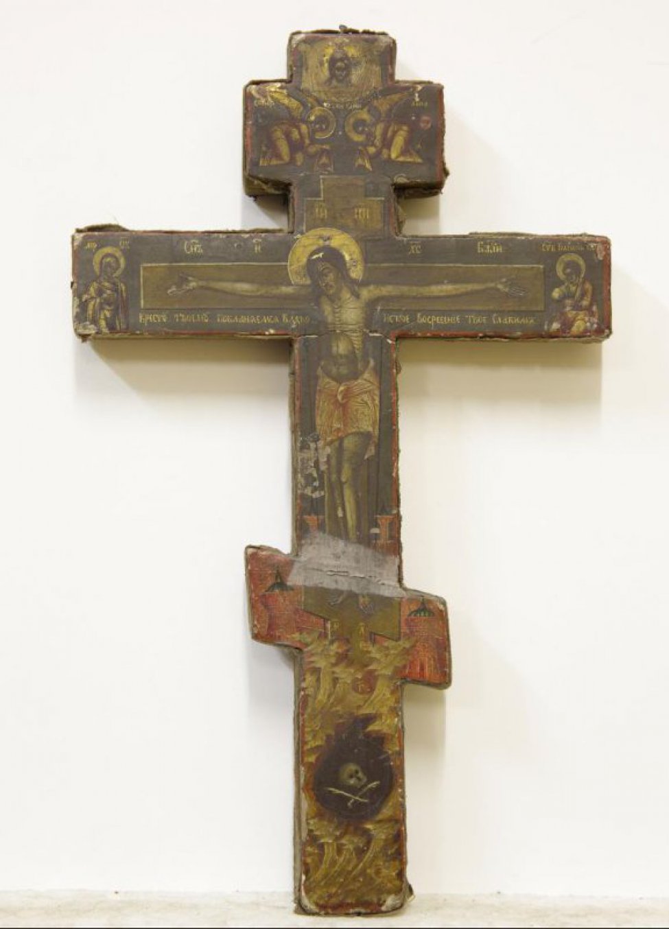 Доска: Крест обит бархатом.
Восьмиконечный крест с изображением распятого Христа на фоне архитектурного пейзажа.