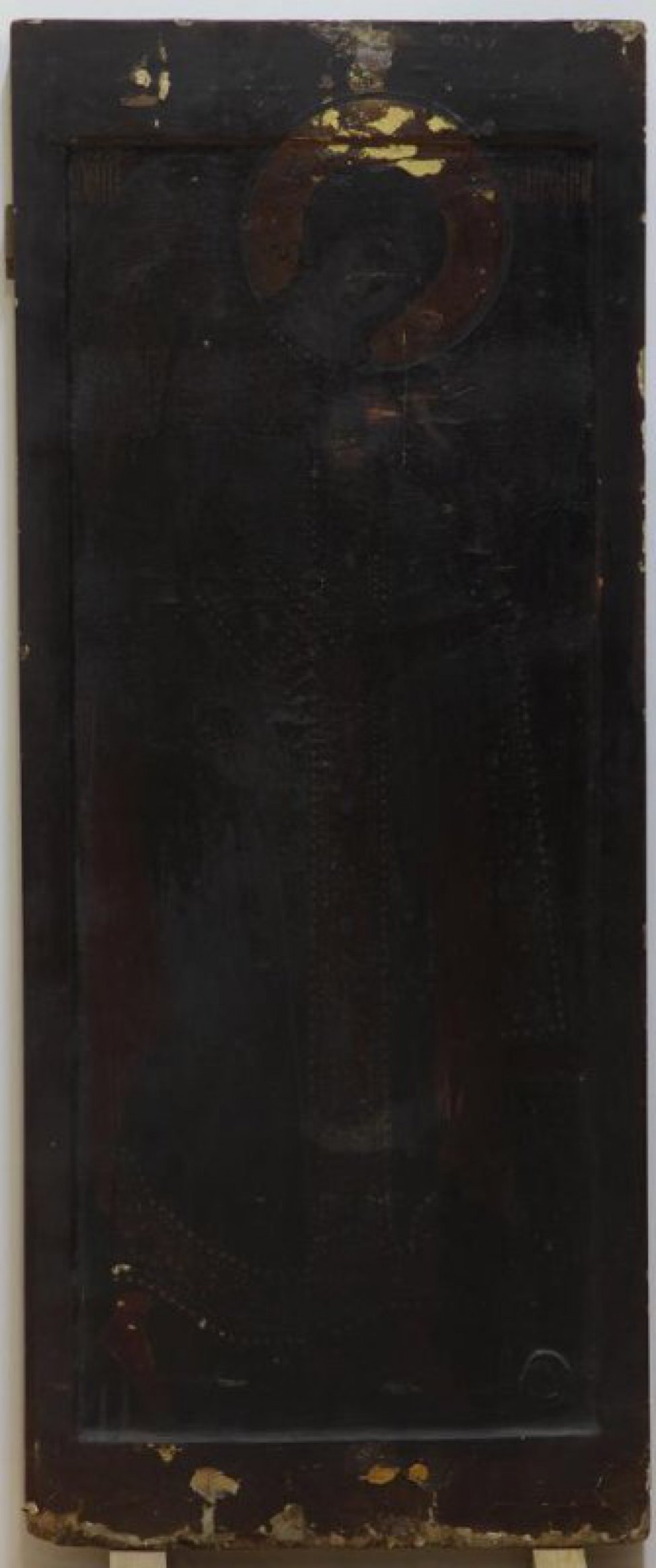 Доска: доска с ковчегом, с двумя врезными разностороннеми шпонками.
Изображает Архангела Михаила в рост, лицо и фигура повернуты в 3/4 влево. Цвет из-за потемневшей олифы неразличим.