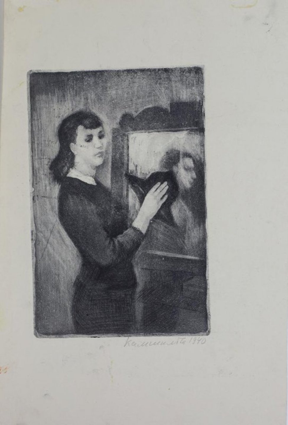 Изображена молодая женщина стоящая перед зеркалом со шляпой в руках.