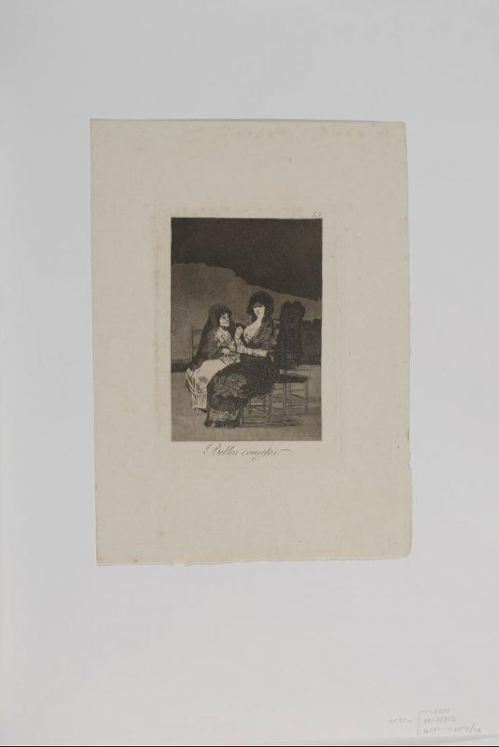 В центре композиции  изображены две  женщины, сидящие на стульях. Справа - молодая женщина в 3/4 повороте, в длинном темном платье. Голова изображена прямо, повернута к левому плечу, взгляд опущен. Руки согнуты в локтях, в правой руке веер. За молодой женщиной, слева - пожилая женщина в светлом платье. Ее голова повернута вправо, на молодую женщину. В левой руке зажат сложенный веер. На заднем плане силуэты стульев, верхняя часть фона значительно темнее.
Над изображением, в правом верхнем углу цифра «15.», под изображением надпись «Bellos consejos.»