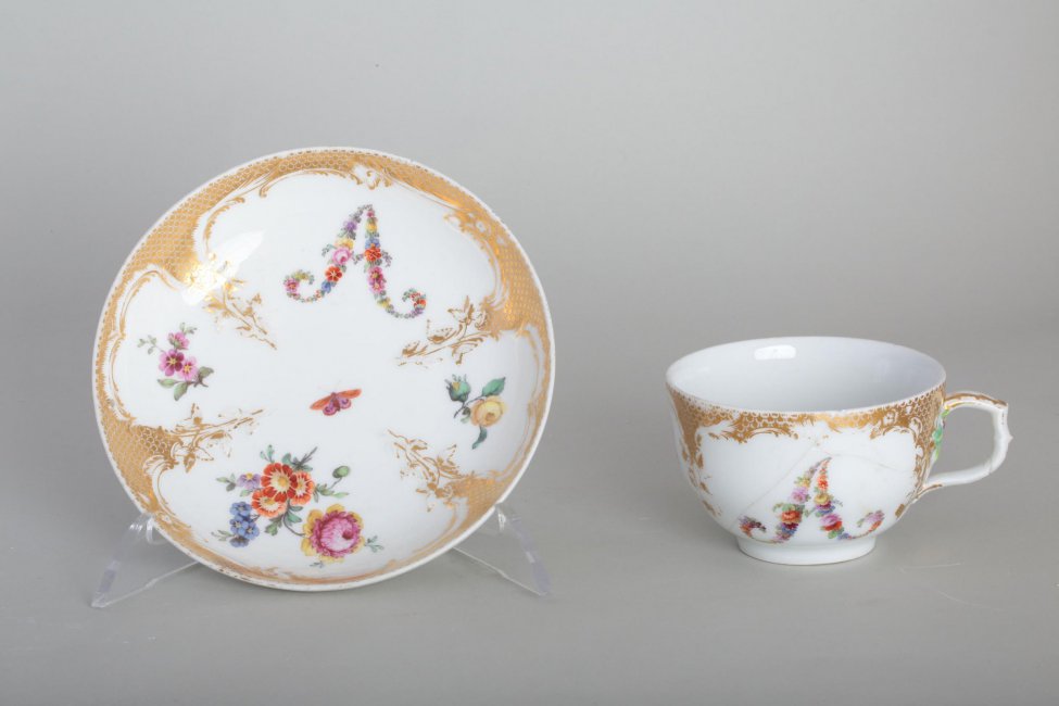 Чашка чайная с изображением на тулове прописной заглавной буквы "А" из гирлянды цветов. На дне - букет цветов.