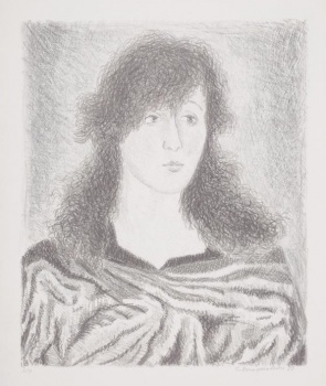 Погрудное изображение молодой женщины с пышными темными волосами до плеч; голова чуть развернута к левому плечу; плечи закутаны в пеструю шаль.