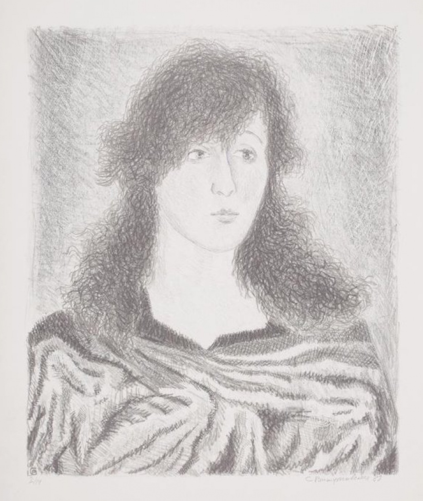 Погрудное изображение молодой женщины с пышными темными волосами до плеч; голова чуть развернута к левому плечу; плечи закутаны в пеструю шаль.