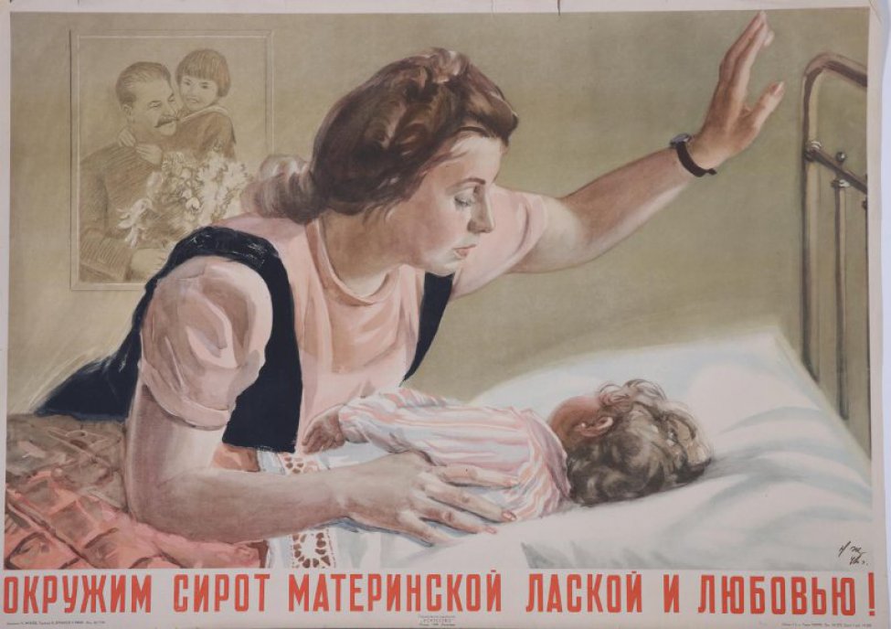 Изображена молодая женщина, сидящая около кровати, на которой лежит ребенок. Правой рукой она придерживает ребенка, левую - подняла вверх. На стене портрет Сталина с девочкой на руках.