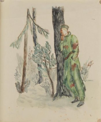 Изображен солдат в зеленой маскировочной одежде, прислонившийся плечом к стволу дерева. На втором плане - лиственные и хвойные деревья.
