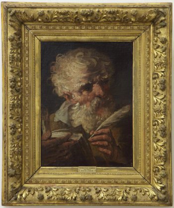 Погрудное изображение мужчины с кудрявой головой, с гусиным пером в левой руке и раскрытой книгой в правой.