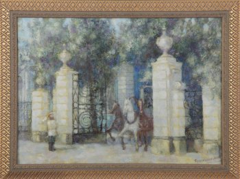 На фоне листвы деревьев изображены ворота с белыми столбами, завершающимися вазонами, с фигурной решеткой. В центре выезжающая тройка лошадей. На первом плане слева фигура солдата, отдающего честь.