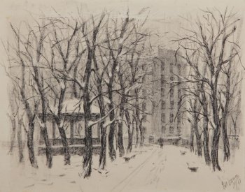 Зимний городской пейзаж. Изображена аллея оголенных деревьев, вдали - семиэтажное здание. Слева за деревьями - дом, по сторонам дорожки - скамейки.