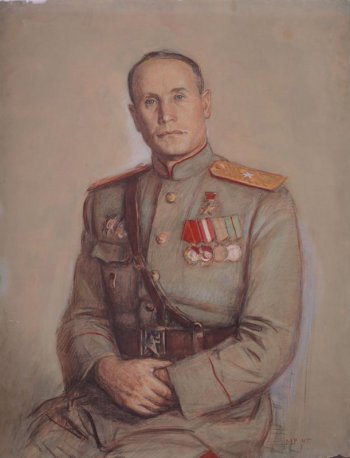 Поколенное изображение мужчины в военном кителе с орденами, медалями и золотой звездой на груди;  голова наклонена влево; руки сложены на коленях.
