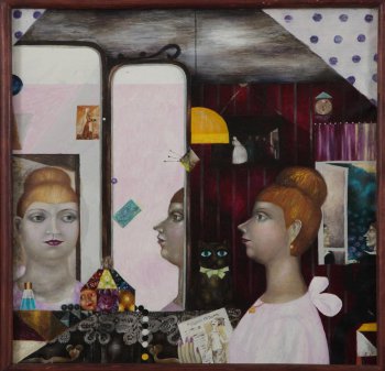 В интерьере комнаты дано изображение молодой рыжеволосой женщины с пучком на голове, отражающейся в зеркале.