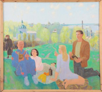 Изображен весенний городской пейзаж с группой из четырех молодых людей, сидящих на траве. На втором плане слева фигура идущей женщины в черной одежде.