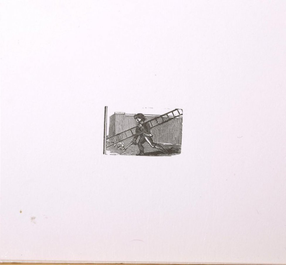 На фоне стены изображен мальчик, несущий на левом плече длинную лестницу-стремянку, а в правой руке - инструмент трубочиста: кисть-щетку.