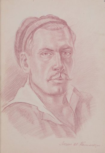 Погрудное изображение молодого мужчины с усами в 3\4 левом повороте в матроске, на голове бескозырка.