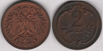 Аверс: В центре -- малый герб Австрийской империи: двуглавый коронованный орел держащий в правой лапе меч и скипетр, в левой державу с крестом, на груди щиток в виде барочного с заострением внизу гера- льдического щита, щиток рассечён на 3 части (вертикальные полосы) с гербами: в правой части герб Габсбургов-- на фоне из точек (золото в геральдике) геральдический лев на задних лапах вправо, в цент- ре герб Австрии -- на фоне из прямых параллельных вертикальных линий (красный цвет в геральдике) широкая, гладкая (серебро в геральдике) вертикальная полоса (пояс), в левой части герб Лотарингского дома -- на фоне из точек (золото в геральдике) диагональная (влево) перевязь с штриховкой в виде пря- мых параллельных вертикальных линий (красный цвет в геральдике) с 3 орлами; вокруг щитка цепь ор- дена Золотого руна из ажурных продолговатых звеньев, знак ордена в виде овечьей  шкуры (руна) рас- положен под щитком на хвосте орла; над головами орла корона Габсбургов, состоящая из украшенного мелкими точками обруча с 5 видимыми зубцами (3 в виде листьев (трилистников), 2 -- с жемчужинами), из митры, состоящей из двух полушарий и одной дужки между ними, увенчанной державой с крестом, внизу к короне прикреплены 2 извилистые узкие ленты (частично скрыты головами орла); крылья состо- ят из больших продолговатых перьев; хвост -- сильно стилизованные перья расположены в 4 ряда. Во- круг композиции аверса рамка из мелких точек (примыкает к буртику). По краю монеты линейный буртик.
Реверс: В центре -- цифра 2 (обозначение номинала). Под цифрой лавровая ветвь с двумя отростками, обрамля- ющих нижнюю часть цифры. Под лавровой ветвью дата: 1907. Вокруг всей композиции круглая рамка (с выступом вверху) из элементов растительного барочного орнамента. Вокруг композиции реверса рамка из мелких точек (примыкает к буртику). По краю монеты линейный буртик.
Гурт: гладкий