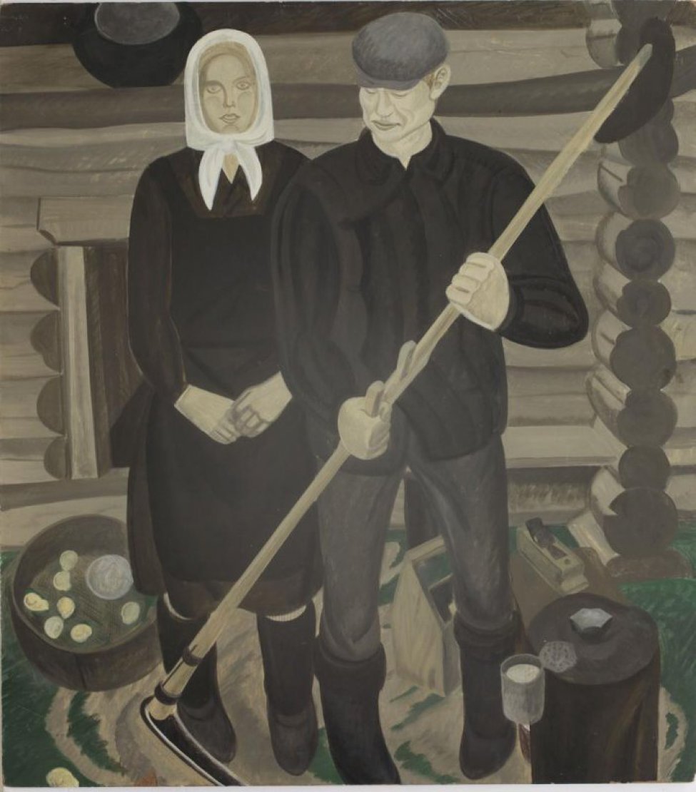 Изображены в рост на фоне стены бревенчатого строения женщина в темном фартуке и белой косынке и мужчина в кепке, телогрейке с косой.