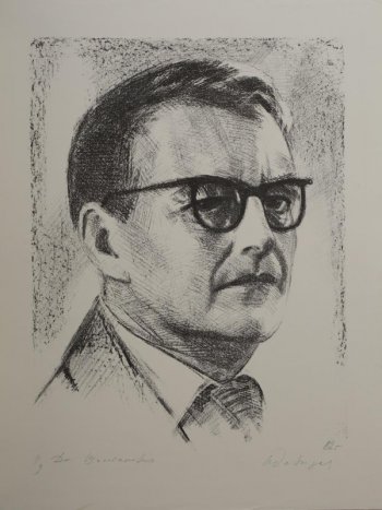 Оплечное изображение в 3/4 правом повороте Д. Шостаковича. Прическа гладкая, короткая, на глазах - очки.
