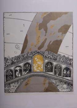 На фоне географической карты изображен фрагмент моста со множеством людей на нем. В арках моста помещены фрагменты произведений мирового искусства.