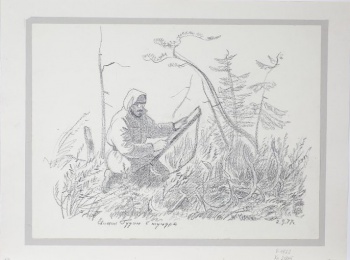 Изображен в 3/4 повороте рисующий мужчина в очках, с маленькой бородкой, в куртке с капюшоном, сидящий в лесу, с этюдником на коленях.