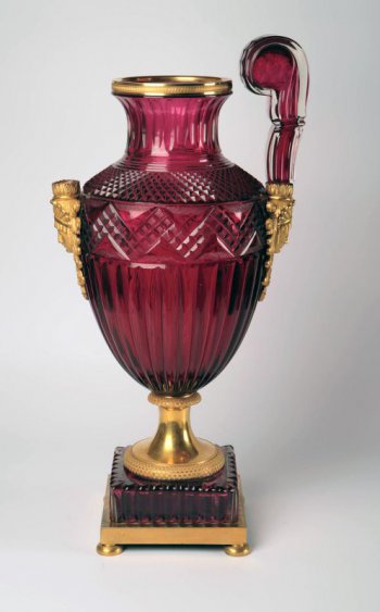 Ваза из рубинового стекла с двумя ручками в виде консолей и бронзовыми маскаронами на тулове вазы, на бронзовой подставке