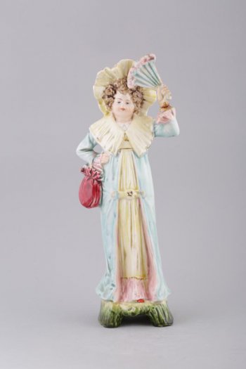 Фигура полая, на постаменте. Дама изображена в рост, в широкополой шляпе, длинном платье, в левой руке веер