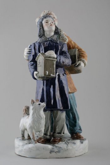 Два мальчика в шапках-ушанках; в руках - скворечники; слева стоит собака с поджатой левой лапой. Подножие округлое с сухими ветками.