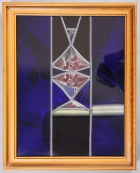 Витраж состоит из двух прямоугольных спаренных коипозиций из цветного стекла со свинцовыми перегородками (0,7 мм.); заключен в деревянные  профилированные рамы, скрепленные вверху и внизу на шурупы. Витражная композиция абстрактная, состоит из геометрических форм. Колористическая гамма стекол: красная, синяя, голубая; с оборотной стороны - стекло бесцветное. На рамке, вверху, металлические крепления с круглыми отверстиями.