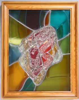 Витраж состоит из 2-х прямоугольных, спаренных композиций из цветного стекла со свинцовыми перегородками (0,7 мм.); смонтирован в деревянные профилированные рамы, скрепленные вверху и внизу на шурупах. Витражная композиция абстрактная, состоит из геометрических, слегка заоваленных форм. В центре, рельефом - бесцветная форма. Цвет стекол: красный, оранжевый, желтый, голубой, зеленый, бесцветный.