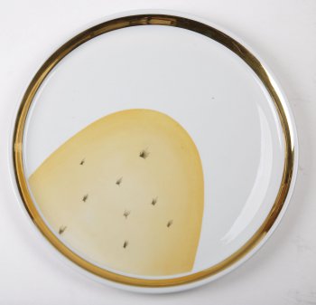 Поднос белый, круглый, неглубокий, с золотым пояском по борту. На зеркале роспись: полуовальное желтое пятно с позолоченными полукоронками.