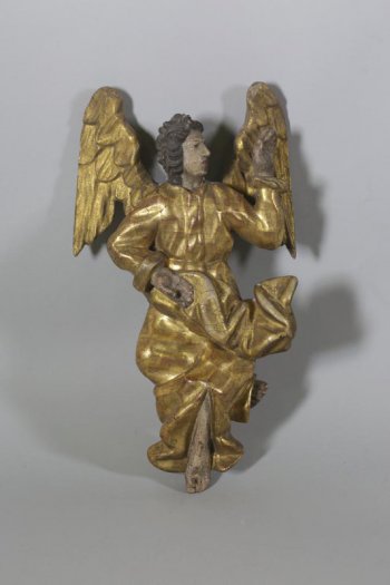 Ангел изображен в зеркальной симметрии к парному ангелу (ДС-361), в рост, с поднятой, согнутой в локте левой рукой, согнутыми и скрещенными ногами. Голова повернута влево. Торс изображен анфас. Крылья расправлены за спиной. Лик овальный, с покатым лбом, крупным коротким носом и широкой нижней челюстью. Длинные волнистые волосы зачесаны назад. Облачение - длинный препоясанный хитон с разрезом. Свободный конец плаща загнут вверх. Складки объемные 